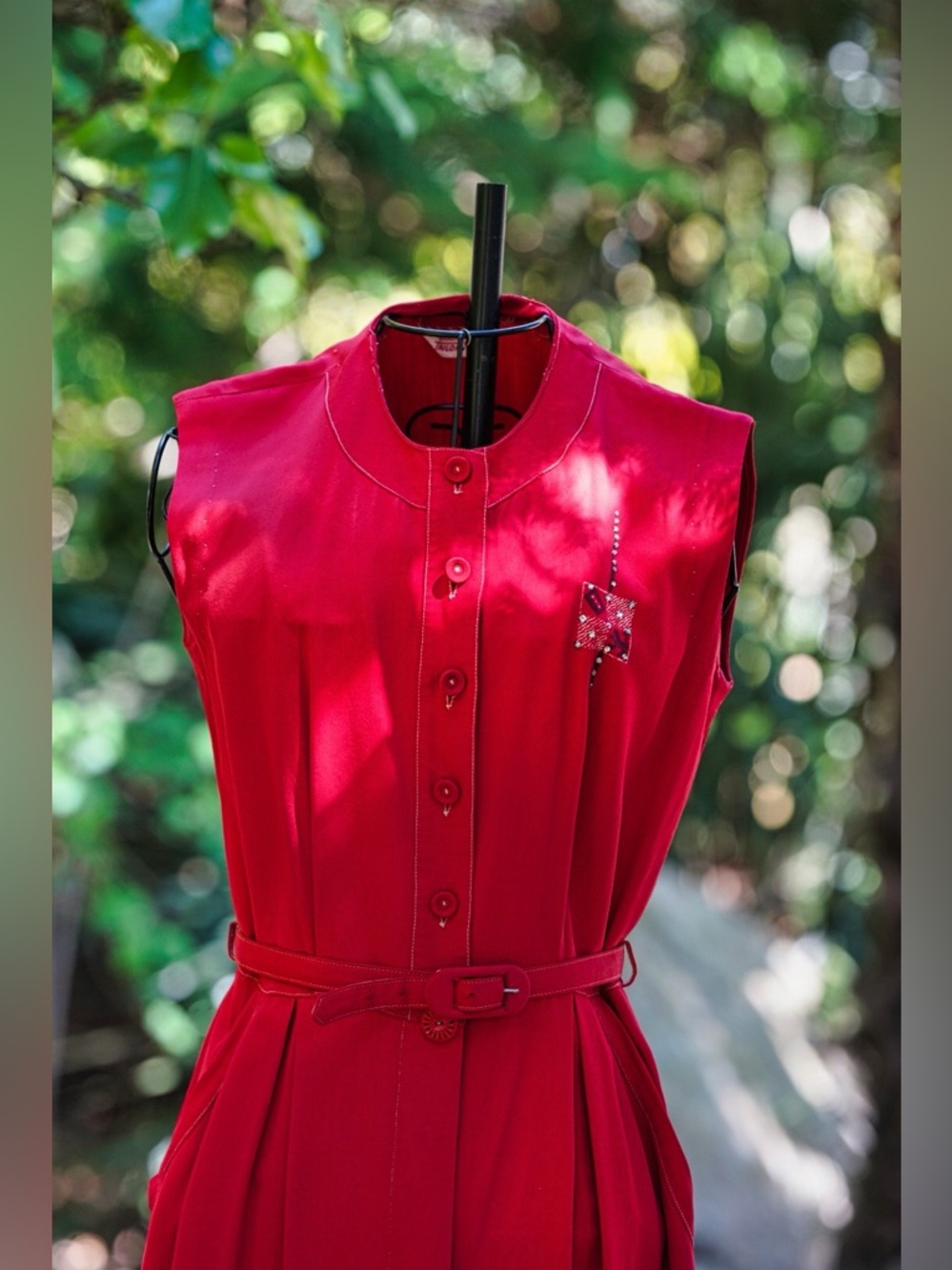 Vintage Red Sleeveless Dress w/ Rhinestone Lion Emblem & Belt - Size S/M - Picture 4 of 7